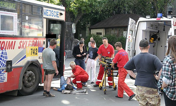 Na miejscu szybko pojawił się ambulans pogotowia ratunkowego.
