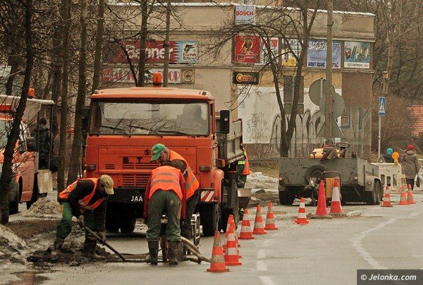 Zdaniem drogowców jest też mniej pozimowych dziur, które trzeba będzie załatać.