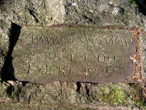 do-jelonki-napisali-szukaja-skarbow-na-zdewastowanym-cmentarzu-39323