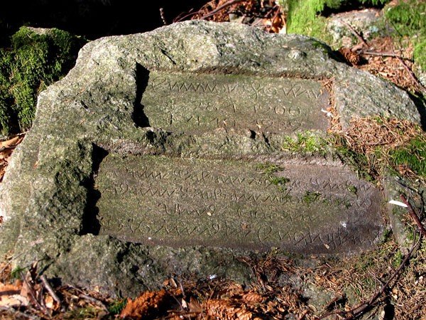 do-jelonki-napisali-szukaja-skarbow-na-zdewastowanym-cmentarzu-39323