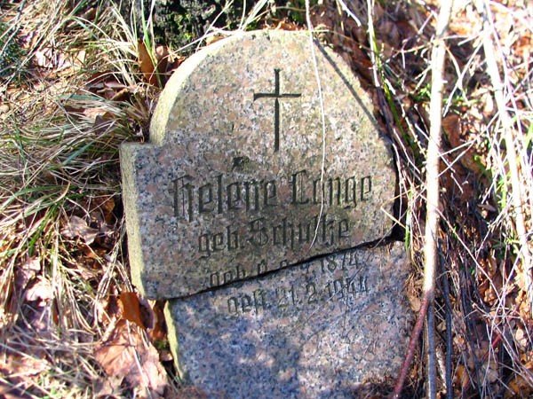 do-jelonki-napisali-szukaja-skarbow-na-zdewastowanym-cmentarzu-39323
