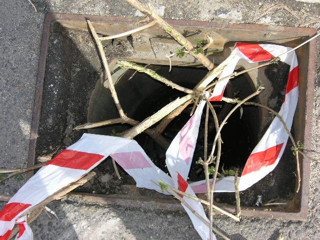 skradzione-kratki-zeliwne-zastapiono-patykami-39467