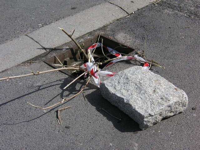 skradzione-kratki-zeliwne-zastapiono-patykami-39467