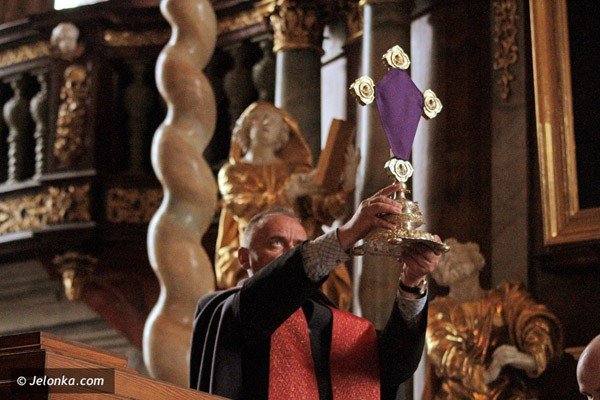 dzwigajac-krzyz-naszych-grzechow-via-crucis-w-centrum-miasta-39502