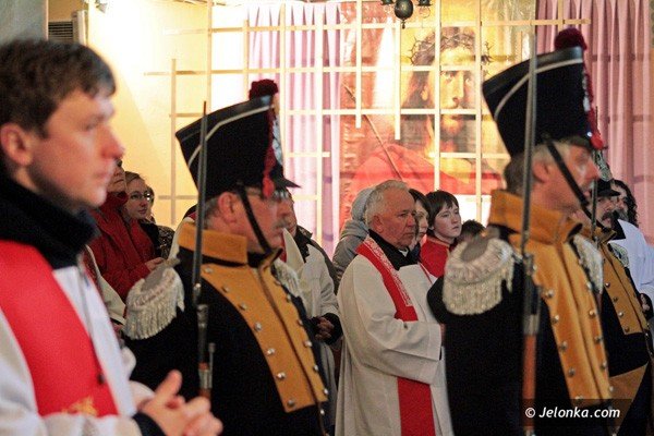 dzwigajac-krzyz-naszych-grzechow-via-crucis-w-centrum-miasta-39502