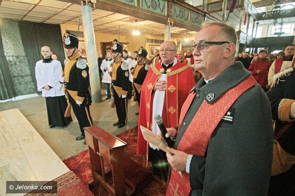 dzwigajac-krzyz-naszych-grzechow-via-crucis-w-centrum-miasta-39502