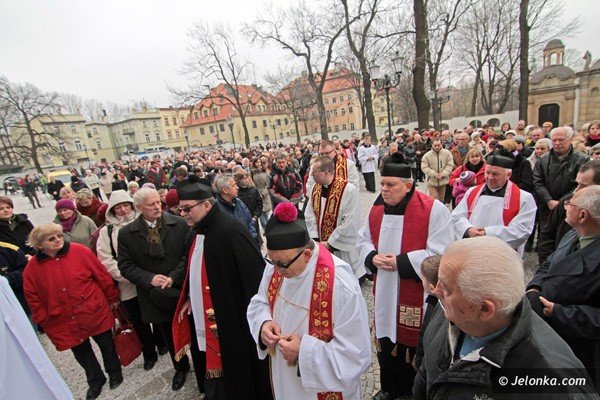 dzwigajac-krzyz-naszych-grzechow-via-crucis-w-centrum-miasta-39502
