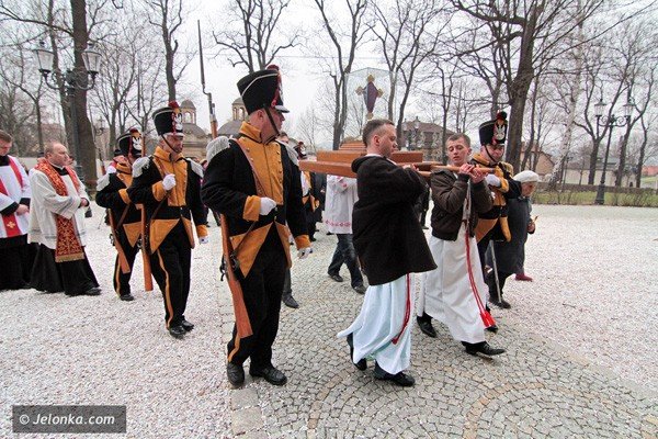 dzwigajac-krzyz-naszych-grzechow-via-crucis-w-centrum-miasta-39502