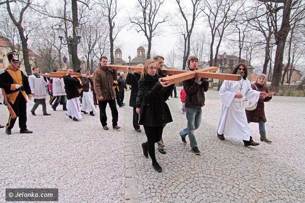 dzwigajac-krzyz-naszych-grzechow-via-crucis-w-centrum-miasta-39502