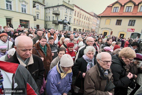 dzwigajac-krzyz-naszych-grzechow-via-crucis-w-centrum-miasta-39502