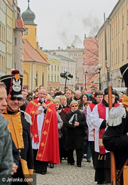 dzwigajac-krzyz-naszych-grzechow-via-crucis-w-centrum-miasta-39502