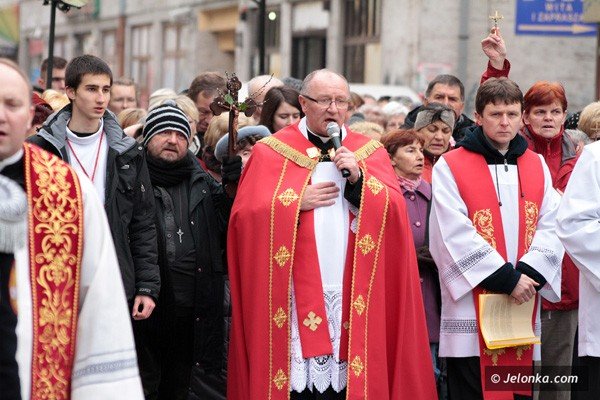 dzwigajac-krzyz-naszych-grzechow-via-crucis-w-centrum-miasta-39502