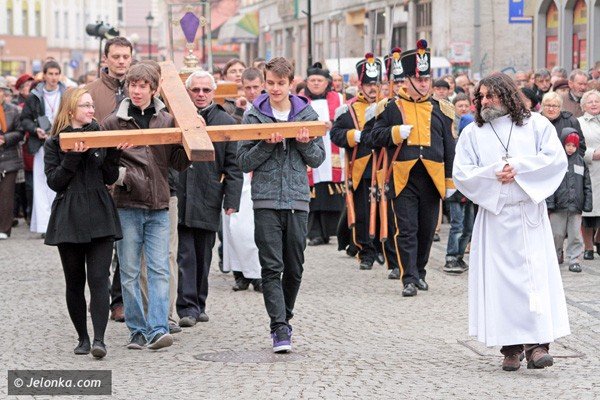 dzwigajac-krzyz-naszych-grzechow-via-crucis-w-centrum-miasta-39502