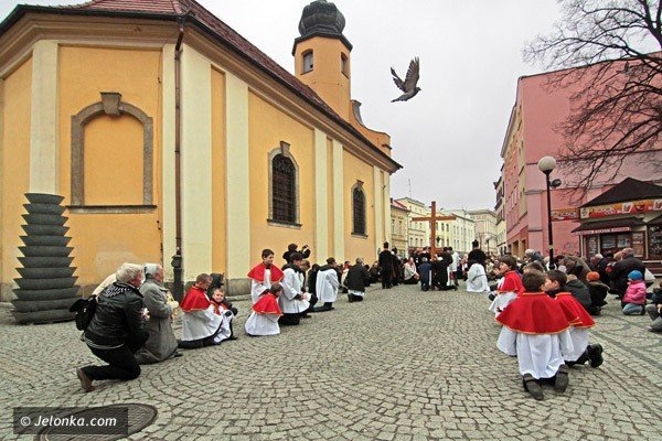 dzwigajac-krzyz-naszych-grzechow-via-crucis-w-centrum-miasta-39502