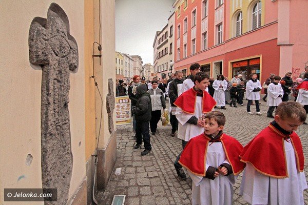 dzwigajac-krzyz-naszych-grzechow-via-crucis-w-centrum-miasta-39502