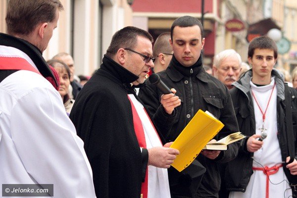 dzwigajac-krzyz-naszych-grzechow-via-crucis-w-centrum-miasta-39502