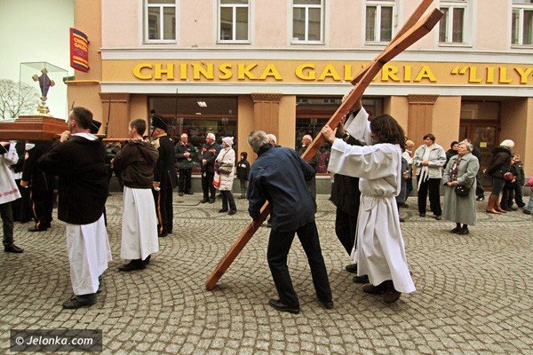 dzwigajac-krzyz-naszych-grzechow-via-crucis-w-centrum-miasta-39502