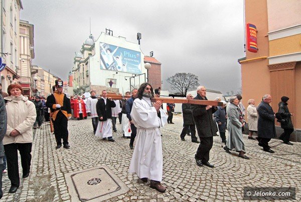 dzwigajac-krzyz-naszych-grzechow-via-crucis-w-centrum-miasta-39502