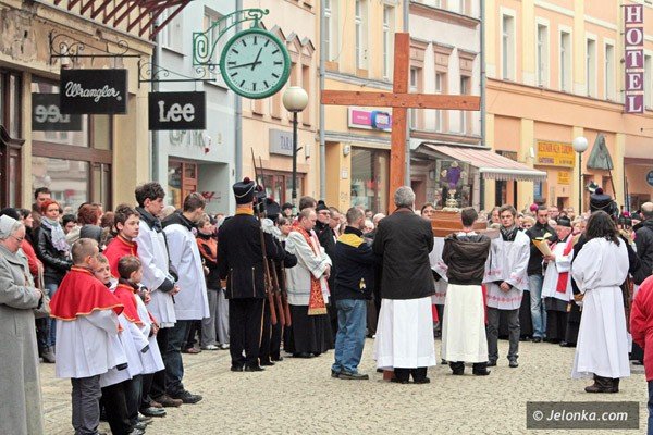 dzwigajac-krzyz-naszych-grzechow-via-crucis-w-centrum-miasta-39502
