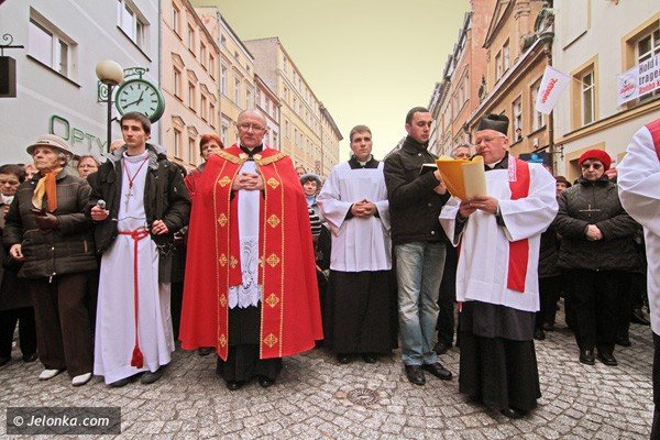 dzwigajac-krzyz-naszych-grzechow-via-crucis-w-centrum-miasta-39502