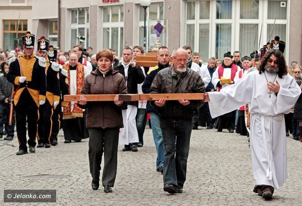 dzwigajac-krzyz-naszych-grzechow-via-crucis-w-centrum-miasta-39502
