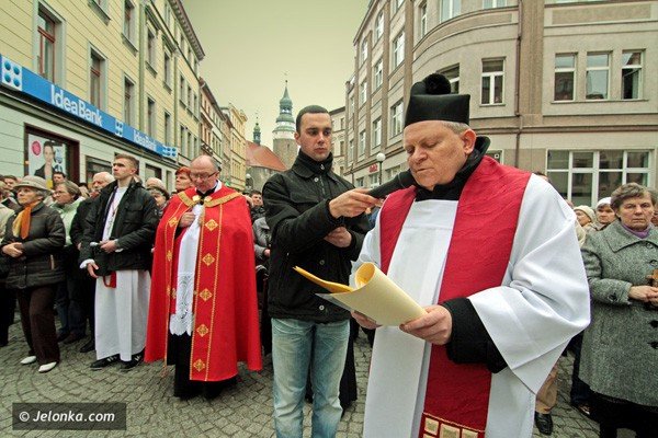 dzwigajac-krzyz-naszych-grzechow-via-crucis-w-centrum-miasta-39502