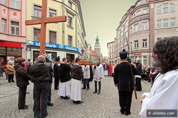 dzwigajac-krzyz-naszych-grzechow-via-crucis-w-centrum-miasta-39502