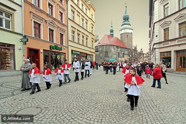 dzwigajac-krzyz-naszych-grzechow-via-crucis-w-centrum-miasta-39502