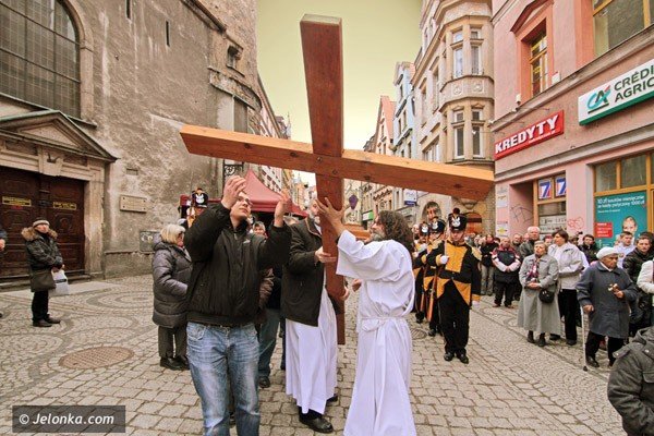 dzwigajac-krzyz-naszych-grzechow-via-crucis-w-centrum-miasta-39502