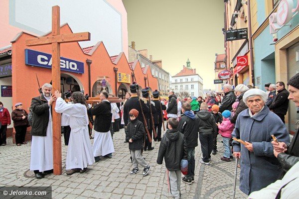 dzwigajac-krzyz-naszych-grzechow-via-crucis-w-centrum-miasta-39502
