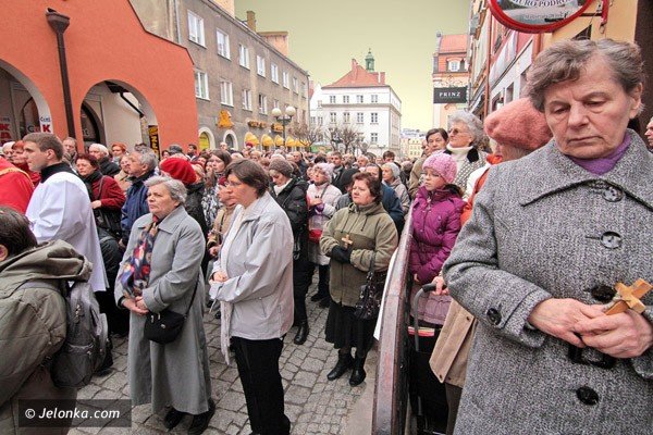dzwigajac-krzyz-naszych-grzechow-via-crucis-w-centrum-miasta-39502