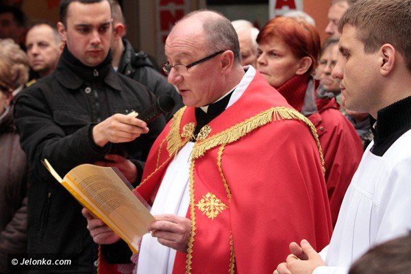 dzwigajac-krzyz-naszych-grzechow-via-crucis-w-centrum-miasta-39502