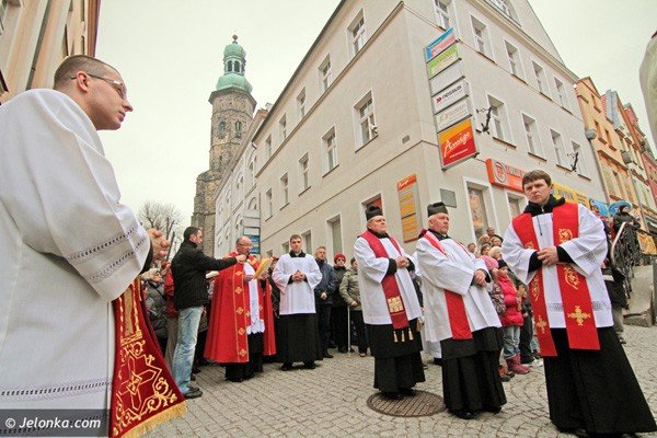 dzwigajac-krzyz-naszych-grzechow-via-crucis-w-centrum-miasta-39502