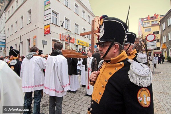 dzwigajac-krzyz-naszych-grzechow-via-crucis-w-centrum-miasta-39502