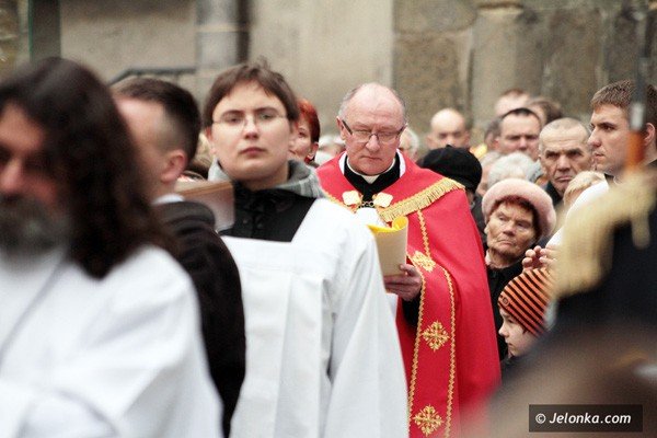 dzwigajac-krzyz-naszych-grzechow-via-crucis-w-centrum-miasta-39502