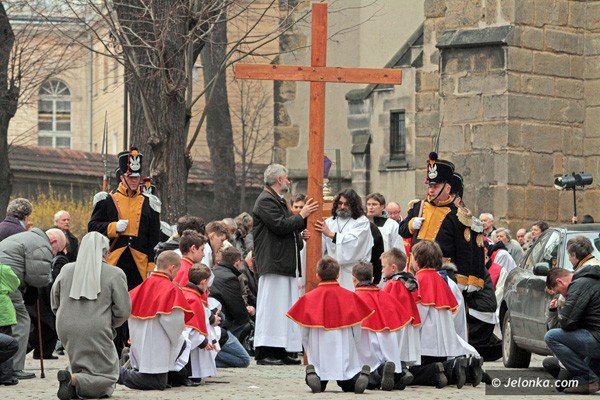 dzwigajac-krzyz-naszych-grzechow-via-crucis-w-centrum-miasta-39502