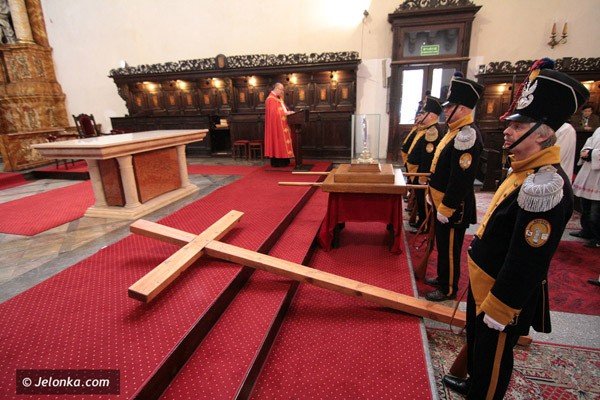 dzwigajac-krzyz-naszych-grzechow-via-crucis-w-centrum-miasta-39502