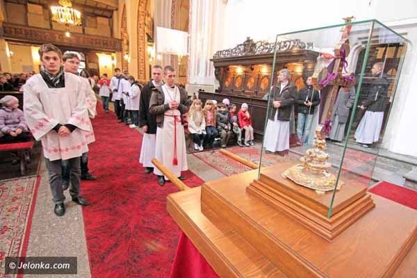 dzwigajac-krzyz-naszych-grzechow-via-crucis-w-centrum-miasta-39502