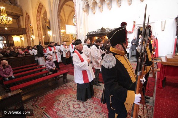 dzwigajac-krzyz-naszych-grzechow-via-crucis-w-centrum-miasta-39502