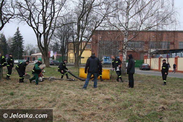 okrzyki-bojowe-i-akcje-gasnicze-strazakow-w-cieplicach-39508
