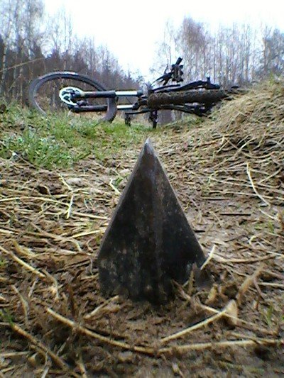 niebezpiecznie-na-poligonie-zastawili-puapki-na-jednosladowcow-39511