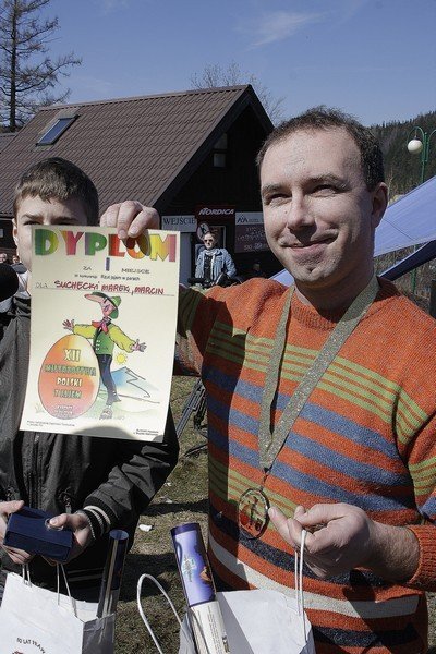 udana-zabawa-z-jajami-pod-sniezka-obrzucali-portret-burmistrza-39537