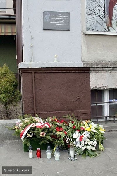 dwa-lata-po-katastrofie-smolenskiej-zozyli-kwiaty-pod-tablica-upamietniajaca-jerzego-szmajdzinskiego-39539