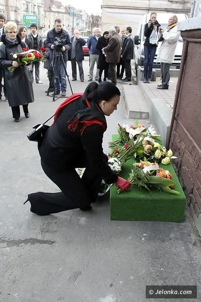 dwa-lata-po-katastrofie-smolenskiej-zozyli-kwiaty-pod-tablica-upamietniajaca-jerzego-szmajdzinskiego-39539