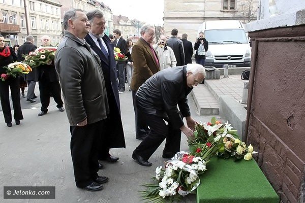 dwa-lata-po-katastrofie-smolenskiej-zozyli-kwiaty-pod-tablica-upamietniajaca-jerzego-szmajdzinskiego-39539