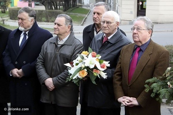 dwa-lata-po-katastrofie-smolenskiej-zozyli-kwiaty-pod-tablica-upamietniajaca-jerzego-szmajdzinskiego-39539