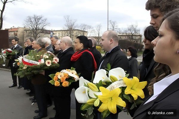 dwa-lata-po-katastrofie-smolenskiej-zozyli-kwiaty-pod-tablica-upamietniajaca-jerzego-szmajdzinskiego-39539