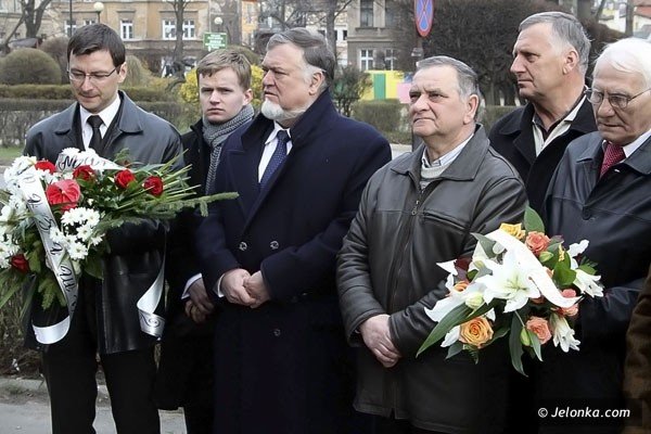 dwa-lata-po-katastrofie-smolenskiej-zozyli-kwiaty-pod-tablica-upamietniajaca-jerzego-szmajdzinskiego-39539