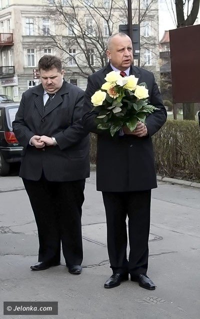 dwa-lata-po-katastrofie-smolenskiej-zozyli-kwiaty-pod-tablica-upamietniajaca-jerzego-szmajdzinskiego-39539