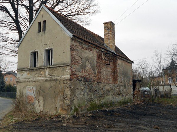 ruiny-stoja-strasza-moga-sie-zawalic-39555
